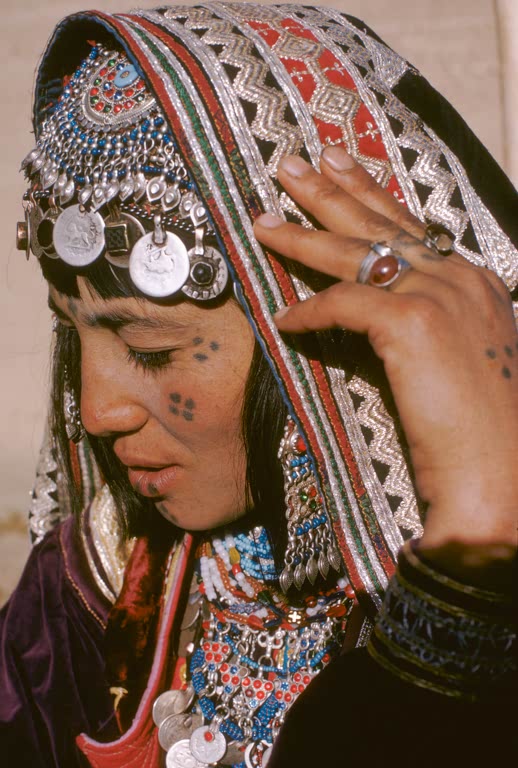 Afghanistan, femme pachtoune richement parée