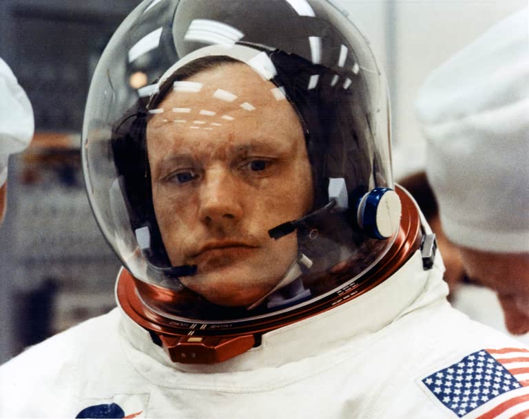 L'astronaute Neil Armstrong lors d'un essayage de sa combinaison spatiale / Photo, 3 Juillet 1969