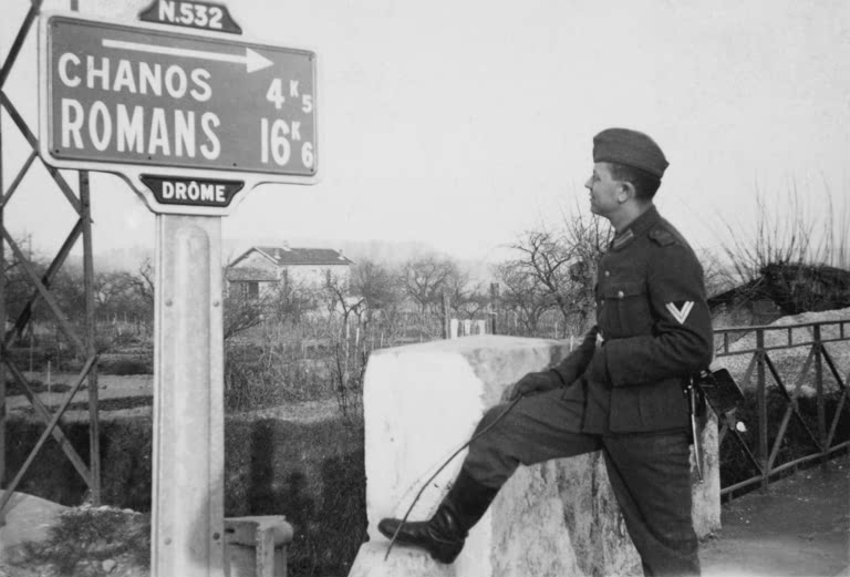 2e G. M., soldat allemand devant un panneau / Photo 1943/44